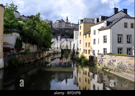 River Aizette s'écoule à travers la vieille ville, Ville de Luxembourg, l'Europe. Banque D'Images