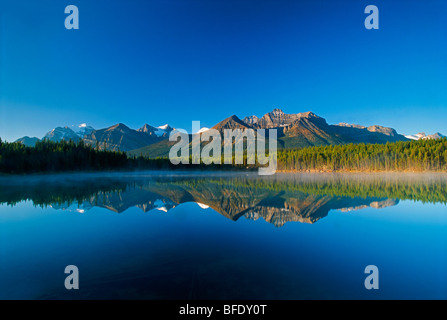 La réflexion dans la Montagne Lac Herbert, Banff National Park, Alberta, Canada Banque D'Images
