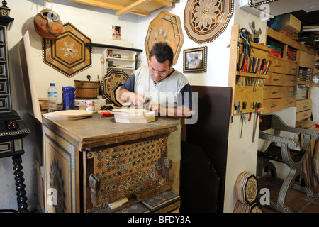 Faire un artisan marqueteur bac dans son atelier, Calle Real, l'Alhambra, Grenade, Andalousie, Espagne Banque D'Images