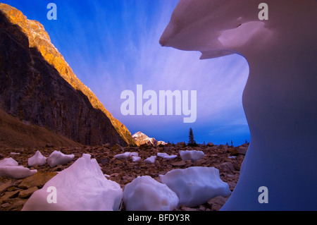 Les icebergs au lever du soleil, le mont Edith Cavell, Parc National de Jasper, Alberta, Canada Banque D'Images