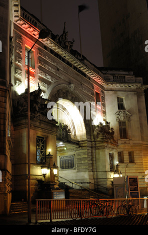 La gare de Waterloo, Waterloo, London, England ; photographie de nuit passage victoire entrée. Banque D'Images