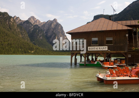 Restaurant et pédalos à Lago di Dobbiaco (Toblachersee) dans les Dolomites Banque D'Images