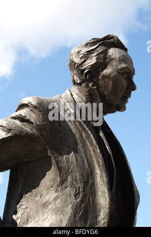 Harold Wilson sculpture de bronze à l'extérieur de la station de chemin de fer St Georges Square Huddersfield par Ian Walters sculpteur Banque D'Images