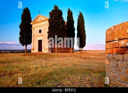 Cappella di Vitaleta avec la lueur du soleil couchant près de San Quirico, dans le Val d'Orcia, Toscane Italie Banque D'Images