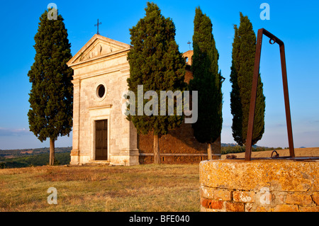 Cappella di Vitaleta dans la douce lueur du soleil couchant près de San Quirico, dans le Val d'Orcia, Toscane Italie Banque D'Images