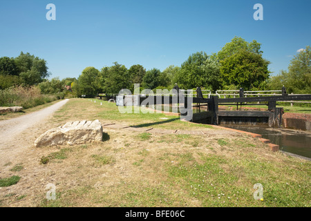 Sheffield Verrouillage du fond sur le Kennet and Avon Canal de Theale, Berkshire, Royaume-Uni Banque D'Images