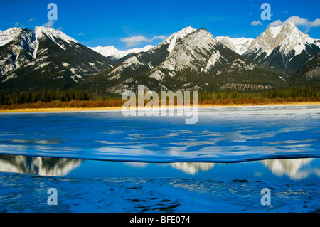 Chetamon, la montagne et la montagne montagnes Esplanade gargouille dans le parc national Jasper, Alberta, Canada Banque D'Images