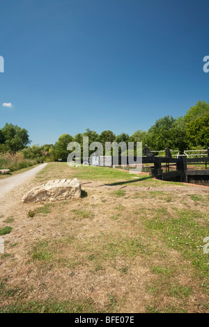 Sheffield Verrouillage du fond sur le Kennet and Avon Canal de Theale, Berkshire, Royaume-Uni Banque D'Images