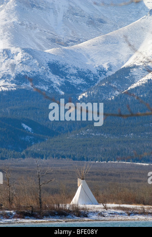Tipi à la crête de Vimy et de canapé montagne en arrière-plan, le parc national des Lacs-Waterton, en Alberta, Canada. Banque D'Images
