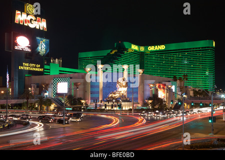 MGM Hotel - Trafic - scène de nuit à Las Vegas (le Strip) Banque D'Images