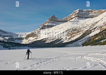Ski de fond au lac Bow avec les flèches de la Canadian Rockies en arrière-plan. Banque D'Images
