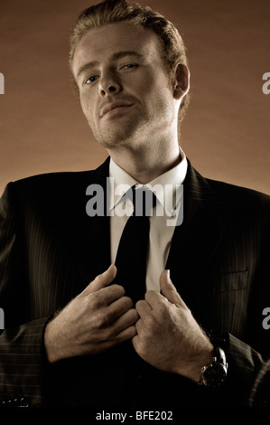 Portrait d'une demi-longueur man in suit Banque D'Images
