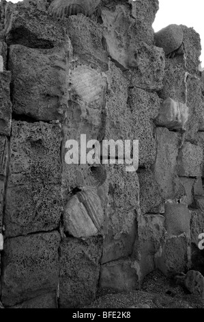 Construit à l'aide de murs croisés colonnes romaines Ceasarea Israël Banque D'Images