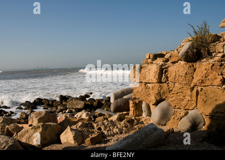 Murs croisés ,Ceasarea Israël à l'aide de colonnes romaines et les blocs Banque D'Images