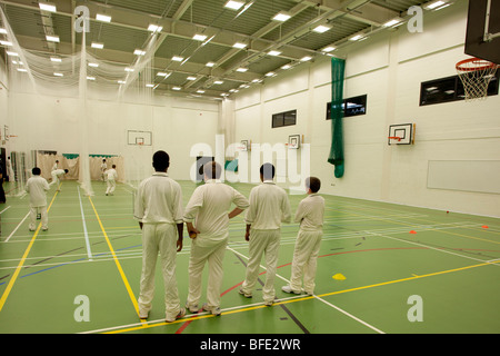 Le Cricket filets dans l'Académie, Langley Slough, Berkshire construit par des partenaires. Le bâtiment a une très faible empreinte carbone. Banque D'Images