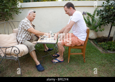 Deux hommes jouant au backgammon. Banque D'Images