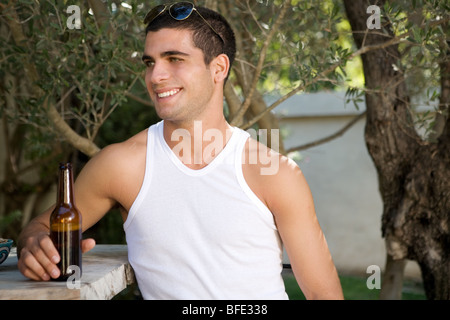 Jeune homme ayant la bière sur le bar. Banque D'Images