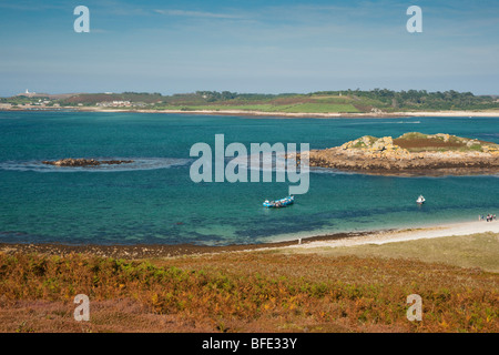 Vue depuis la colline du Nord sur Samson, vers, Îles Scilly Tresco Banque D'Images