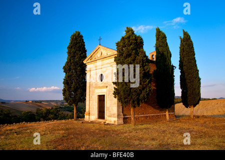 Cappella di Vitaleta dans la douce lueur du soleil couchant près de San Quirico, dans le Val d'Orcia, Toscane Italie Banque D'Images