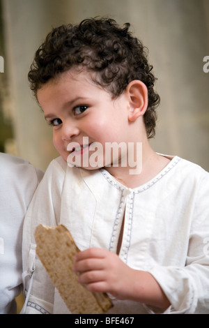 Enfant de manger la matsa. Banque D'Images