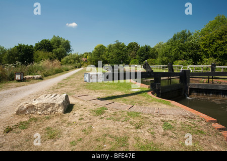 Sheffield Verrouillage du fond sur le Kennet and Avon Canal de Theale, Berkshire, Royaume-Uni Banque D'Images