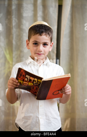 Boy reading 'Ma Nishtana" au soir du Seder. Banque D'Images