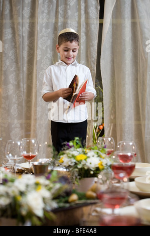 Boy reading 'Ma Nishtana" au soir du Seder. Banque D'Images