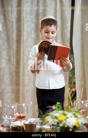 Boy reading 'Ma Nishtana" au soir du Seder. Banque D'Images