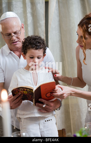 Boy reading 'Ma Nishtana" au soir du Seder. Banque D'Images