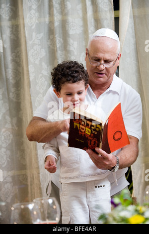 Boy reading 'Ma Nishtana" au soir du Seder. Banque D'Images