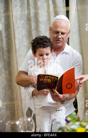 Boy reading 'Ma Nishtana" au soir du Seder. Banque D'Images