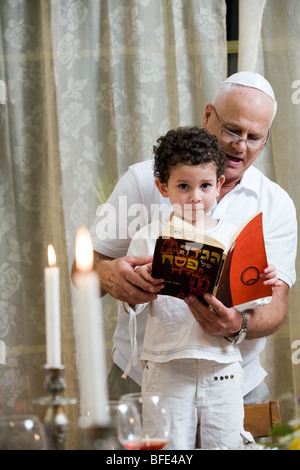 Boy reading 'Ma Nishtana" au soir du Seder. Banque D'Images