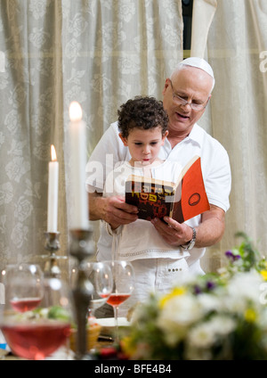 Boy reading 'Ma Nishtana" au soir du Seder. Banque D'Images