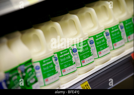 Litre de lait la ligne les étagères de l'allée des produits laitiers d'une succursale de supermarché Morrisons. Banque D'Images