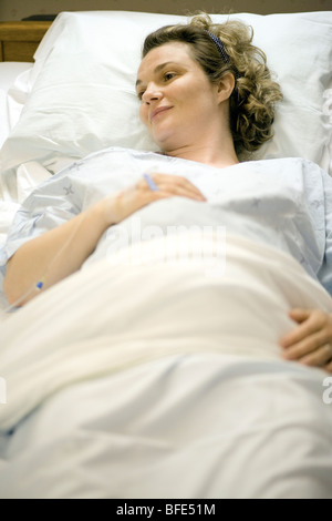 Femme de 36 ans sur le point de donner naissance au lit d'hôpital, Châteauguay, Québec, Canada Banque D'Images