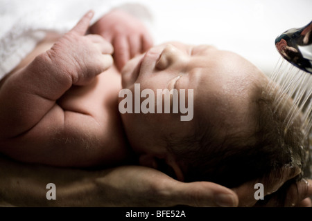 3 day old Baby Boy été lavé pour la première fois dans l'évier à l'hôpital, Châteauguay, Québec, Canada Banque D'Images