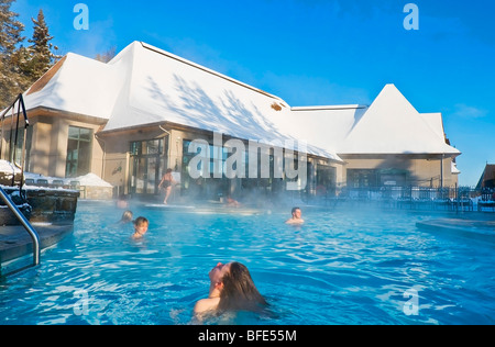 Les gens se baigner dans une piscine chauffée en hiver à l'hôtel Fairmont Manoir Richelieu, La Malbaie, Charlevoix, Québec, Canada Banque D'Images