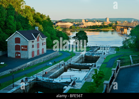 Vue sur les écluses du Canal Rideau et de la ville de Hull à partir d'une terrasse à côté de l'hôtel Château Laurier, Ottawa, Ontario, Canada Banque D'Images