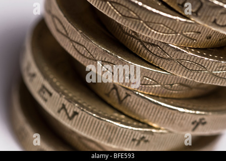 L'argent l'un ion empilés pièces livre un fond blanc Banque D'Images