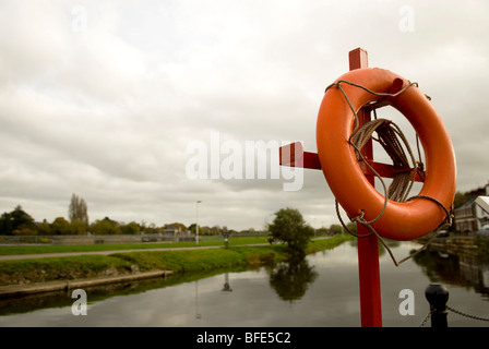 Anneau de sauvetage à côté de canal sur un jour nuageux Banque D'Images