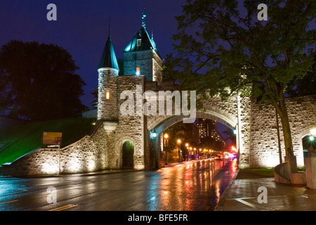 Saint Louis Gate illuminé la nuit, Vieux Québec, Québec, Canada Banque D'Images