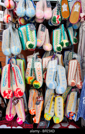 Chaussons souvenirs grec traditionnel à vendre à Laiki Geitonia, Vieille Ville, District, District de Nicosie Nicosie, Chypre Banque D'Images