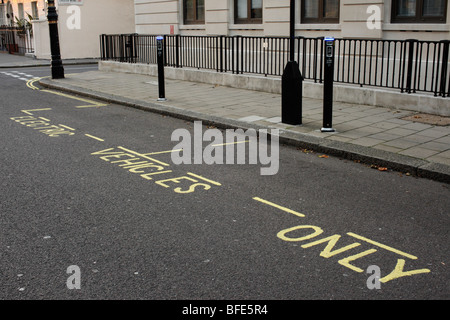 Les Véhicules électriques seulement. Wilton Place, London SW1, Angleterre, Royaume-Uni. Banque D'Images