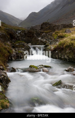 Dans Gatesgarthdale beck Honister Pass. Lake District Banque D'Images