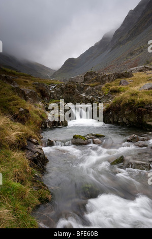 Dans Gatesgarthdale beck Honister Pass. Lake District Banque D'Images