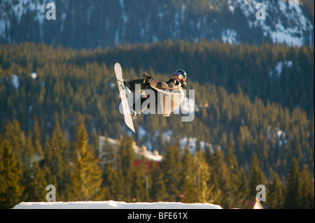 Snowboarder dans l'air au cours de la concurrence des pentes, le mont Washington, vallée de Comox, Vancouver Island, British Columbia, Canada Banque D'Images