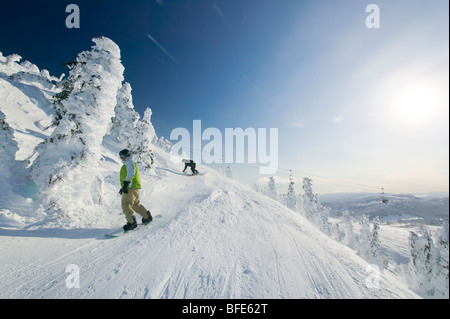 Les snowboarders,f le mont Washington, Comox Valley, l'île de Vancouver, Colombie-Britannique, Canada Banque D'Images