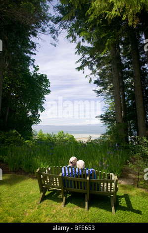 Un couple assis sur un banc, Qualicum Beach, île de Vancouver, Colombie-Britannique, Canada Banque D'Images