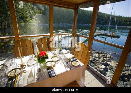 Le T'ai Li lodge sur l'Île Cortes dispose de salle à manger au bord de l'intime avec une vue sur l'Île de Cortes voiliers British Columbi Banque D'Images