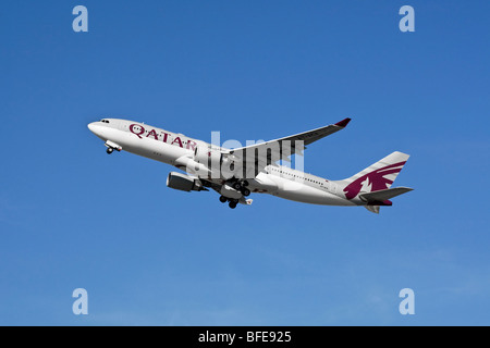 Un Airbus A330 de la compagnie aérienne de l'État du Qatar Qatar Airways sur le départ Banque D'Images